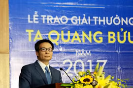 Phó Thủ tướng Vũ Đức Đam phát biểu tại lễ trao giải thưởng Tạ Quang Bửu 2017. Ảnh: Loan Lê.