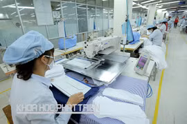 Công nhân Công ty May 10 đang thực hiện một công đoạn trong chuyền may. Ảnh: Anh Sa
