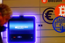 ATM bitcoin ở Vilnius (Lithuania). ẢNH: REUTERS