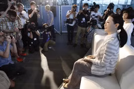 Hai robot Kodomoroid và Otonaroid trong buổi giới thiệu với truyền thông Nhật Bản Ảnh chụp màn hình South China Morning Post 