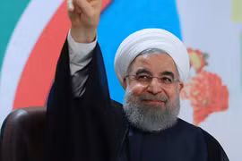 Tổng thống Iran Hassan Rouhani vẫy chào cử tri