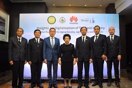 Đại diện các bên liên quan tại sự kiện giới thiệu Sách trắng "Tầm nhìn về Số hóa ngành công nghiệp Thái Lan: Lộ trình Số hóa cho một xã hội già hóa, Nông nghiệp và Du lịch"
