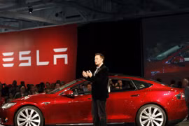 Ông Elon Musk giới thiệu mẫu xe chạy bằng ắc quy của Tesla 