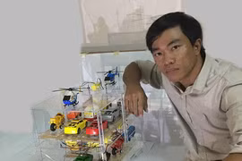 Phan Văn Hán và mô hình mini sản phẩm. Ảnh: Nhân vật cung cấp