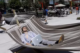 Một kỹ sư của Facebook nằm võng trong giờ làm việc. Ảnh: Business Insider