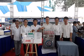 Các thành viên nhóm và sản phẩm tại Liên hoan tuổi trẻ sáng tạo năm 2017 do Thành đoàn TP.HCM tổ chức. Ảnh: NVCC.