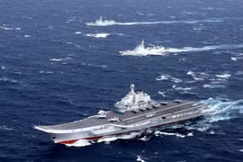 Tàu sân bay Liêu Ninh huấn luyện trên Biển Đông. Ảnh Reuters