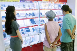 Tương tự mọi năm, sau Tết Đinh Dậu sức mua điện thoại thấp. Ảnh: P.M.