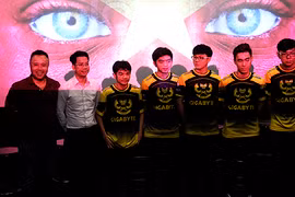 Ông Cristopher (ngoài cùng bên trái) và các thành viên Gigabyte Marines.