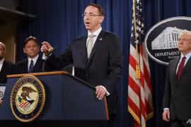 Thứ trưởng Bộ Tư pháp Mỹ Rod Rosenstein (giữa), Bộ trưởng Tư pháp Mỹ Jeff Session (phải) công bố việc gỡ bỏ 2 trang chợ đen lớn AlphaBay và Hansa Market - Ảnh: AFP