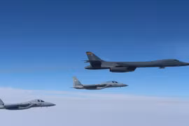 Máy bay ném bom B-1B Lancer bay trong đội hình với 2 máy bay F-15 của Không quân Phòng vệ Nhật Bản ngày 21/3