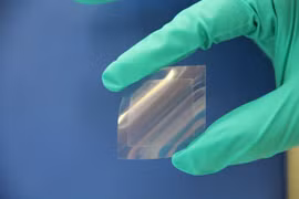 Một mảnh graphene được tạo ra từ dầu ăn. Nguồn ảnh: CSIRO