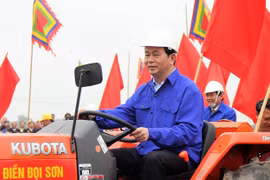 Chủ tịch nước Trần Đại Quang thực hiện nghi lễ cày ruộng bằng máy cày trong sự hưởng ứng nhiệt tình của người dân.