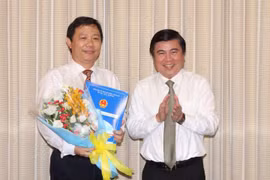 Chủ tịch Nguyễn Thành Phong trao quyết định bổ nhiệm cho ông Dương Anh Đức. Ảnh: VGP/Trần Nhật Minh.