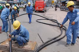 Cuối năm ngoái, UBND Thành phố đã phê duyệt danh mục 60 tuyến phố triển khai hạ ngầm hệ thống đường dây viễn thông và đường dây điện lực trung, hạ áp trên địa Hà Nội - đợt 1 năm 2017. Ảnh minh hoạ: Internet