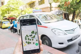 Kinh doanh taxi có lợi thế lớn là đón khách ở ngoài đường không cần đặt trước. Hành khách dễ dàng nhận biết xe taxi, đây lợi thế của xe taxi mà xe hợp đồng muốn cũng không thể có được.