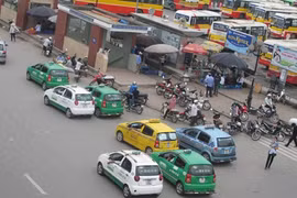Đến năm 2025, Hà Nội dự kiến sẽ thống nhất áp dụng màu sơn chung đối với xe taxi hoạt động trên địa bàn. Ảnh minh hoạ: Dân Trí.