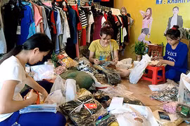 Livestream bán hàng tại các shop tư nhân đang trở thành xu hướng tiếp thị phổ biến. Ảnh: Báo Lao động Đồng Nai Online.