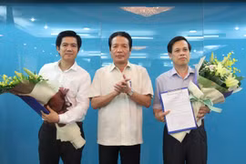 Thay mặt Lãnh đạo Bộ, Thứ trưởng Hoàng Vĩnh Bảo trao Quyết định và chúc mừng tân Cục trưởng Cục Thông tin đối ngoại Đoàn Công Huynh (bên trái) và ông Nguyễn Văn Tạo (bên phải).