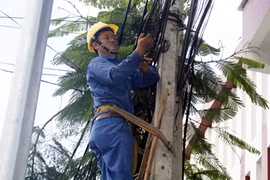 Nhân viên VNPT VinaPhone kiểm tra thiết bị nhằm đảm bảo liên lạc thông suốt. Ảnh: M.H.