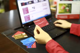 Nhiều người lo lắng về số tiền đang nằm trong tài khoản của mình rất có thể "bốc hơi" lúc nào không hay. Ảnh minh hoạ: Tiengiang.gov.vn