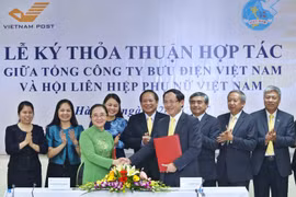 Lễ ký kết thỏa thuận hợp tác giữa Tổng công ty Bưu điện Việt Nam và Hội LHPN Việt Nam. Ảnh: MIC
