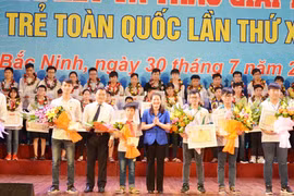 Ông Nguyễn Anh Tuấn, Bí thư Trung ương Đoàn THCS HCM và bà Nguyễn Thị Hà, Phó Bí thư Tỉnh ủy Bắc Ninh trao giải Nhất cho các thí sinh ở các Bảng của hội thi Tin học trẻ toàn quốc Ảnh: Bacninh.gov.vn