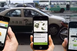 Chính phủ đã đồng ý cho phép thí điểm áp dụng hợp đồng điện tử trong loại hình kinh doanh vận tải hành khách bằng xe hợp đồng. Thời gian thí điểm 2 năm (từ tháng 1/2016). Ảnh minh hoạ: Internet