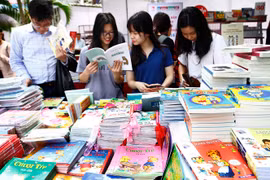 Các bạn trẻ tham quan và mua sách tại Hội sách Hà Nội 2016. Ảnh minh hoạ: Chinhphu.vn