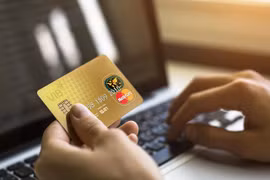 Hiện nay tội phạm mạng chuyển sang tấn công qua trung gian là người dùng các dịch vụ và nhân viên ngành ngân hàng-những đối tượng dễ dàng hơn. Ảnh: VIB