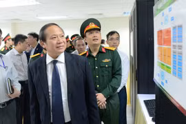 Bộ trưởng Trương Minh Tuấn khảo sát hoạt động nghiên cứu, sản xuất thiết bị viễn thông của Viettel.