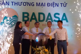 Thứ trưởng Bộ TT&TT Nguyễn Minh Hồng và đại diện lãnh đạo TCT Bưu điện VN, các đơn vị chức năng bấm nút khai trương Sàn giao dịch.