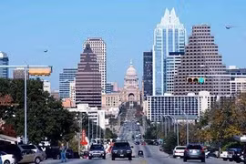 Austin là thủ phủ của tiểu bang Texas và là trung tâm quản lý hành chính của Quận Travis. Tọa lạc ở miền Trung Texas, đâylà thành phố lớn thứ 4 của Texas và thành phố lớn thứ 16 của Mỹ.