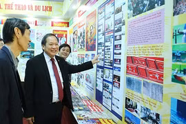Bộ trưởng Bộ TT&TT Trương Minh Tuấn thăm quan các gian hàng tại Hội báo.