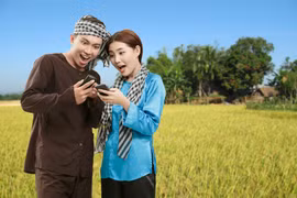 Cùng với Tổng đài Khuyến Nông 9195, VinaPhone phát hành sim Khuyến nông trên toàn quốc để tạo điều kiện cho bà con sử dụng điện thoại di động với giá ưu đãi. Ảnh minh hoạ: M.H