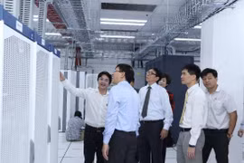 Đại diện Bộ Thông tin và Truyền thông tham quan Trung tâm Chuyển mạch và Dữ liệu Vietnamobile 
