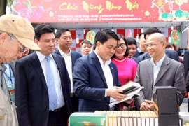 Chủ tịch UBND TP. Hà Nội Nguyễn Đức Chung thăm Phố sách trong ngày khai mạc. Ảnh: Hòa An