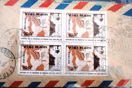 Mẫu tem với tựa đề “Hoàng Sa và Trường Sa trong các bản đồ cổ" do ông Huệ sưu tập.