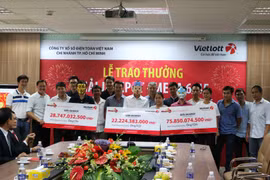 Trao giải cho 3 khách hàng trúng giải Jackpot tại các kỳ quay số mở thưởng số 76, 83 và 85