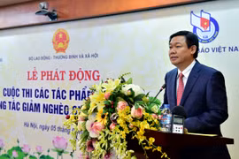 Phó Thủ tướng Vương Đình Huệ phát biểu tại Lễ phát động Cuộc thi các tác phẩm báo chí về công tác giảm nghèo giai đoạn 2016-2020. 