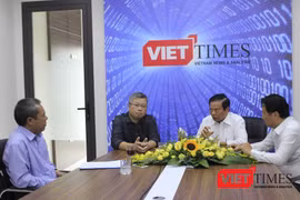 MC -- Nhà báo Lê Thọ Bình và ba vị khách mời của cuộc đối thoại: Ông Nguyễn Thanh Lâm, ông Lê Doãn Hợp và Nhà báo Hồng Thanh Quang (trái sang phải)