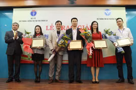 Thứ trưởng Bộ TT&TT Nguyễn Minh Hồng trao giải Nhất cho các tác giả.