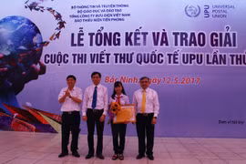 Thứ trưởng Bộ TT&TT Nguyễn Minh Hồng trao giải nhất cho em Nguyễn Đỗ Huyền Vi.