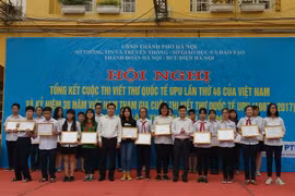 TP. Hà Nội vừa tổ chức Lễ vinh danh 28 em học sinh và 3 tập thể đoạt giải cuộc thi viết thư quốc tế UPU lần thứ 46 - 2017 vào sáng nay (22/5).