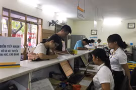 Bưu điện chấp nhận và gửi hồ sơ xét tuyển của thí sinh tới các trường ĐH, CĐ, TC theo yêu cầu của thí sinh, đồng thời thanh toán tiền lệ phí xét tuyển của trường được thu qua Bưu điện. Ảnh: VNPost.