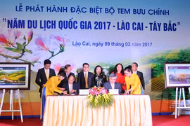 Lãnh đạo UBND tỉnh Lào Cai và Lãnh đạo Bộ Thông tin và Truyền thông ký kết phát hành Bộ tem "Năm du lịch quốc gia 2017 Lào Cai - Tây Bắc".