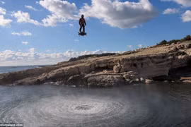 Flyboard Air có khả năng bay độc lập đến 10 phút, đạt tới độ cao gần 3 km, với tốc độ tối đa 150 km/h. 