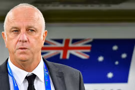 HLV Graham Arnold có kết quả xét nghiệm Covid-19 dương tính . Ảnh AP