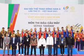 Đại tướng Prawit Wongsuwon, Phó Thủ tướng kiêm Chủ tịch Ủy ban Olympic Thái Lan (áo trắng đứng giữa) trao giải cho các đoàn thể thao. Ảnh TA
