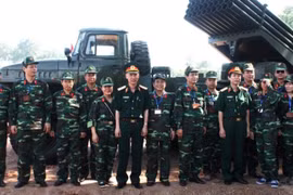 Ông Nguyễn Thanh Ngụ kiểm tra đơn vị pháo phản lực BM-21 Grad. Ảnh: NVCC.